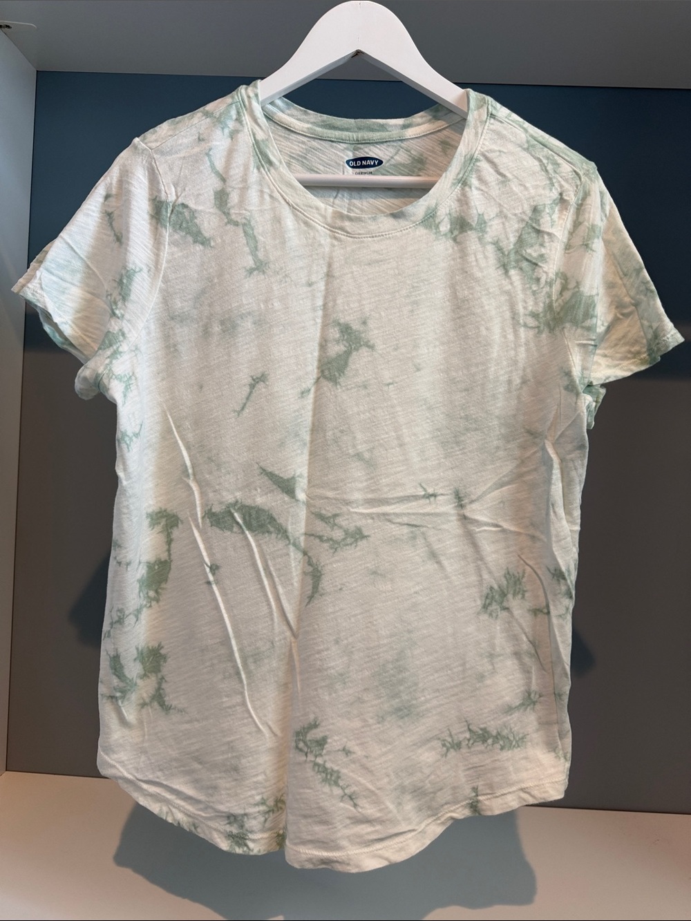 Old Navy off white/pale green tshirt. Sz large. Preowned in very good condition!